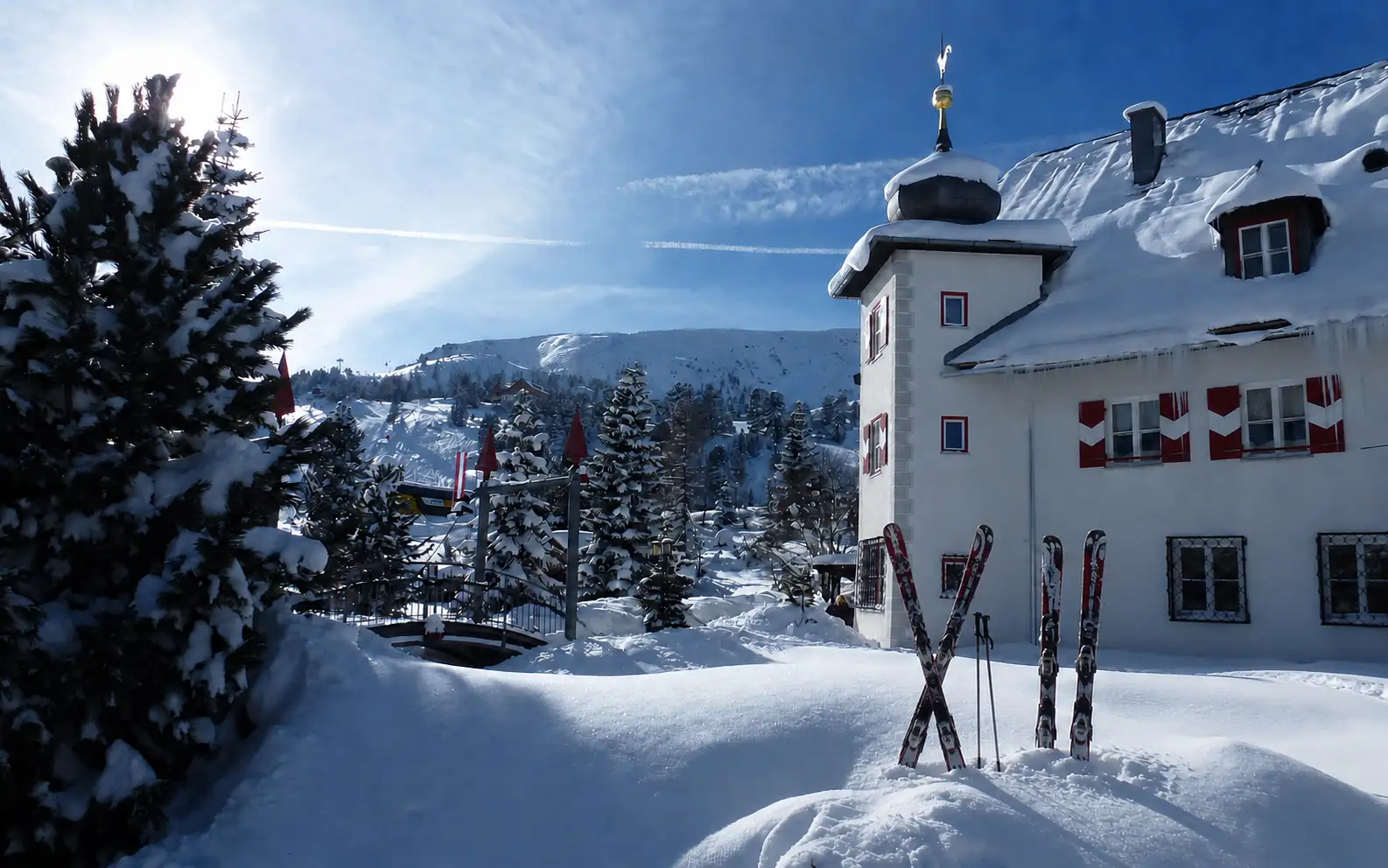Lyže ve sněhu před hotelem Schlosshotel Seewirt