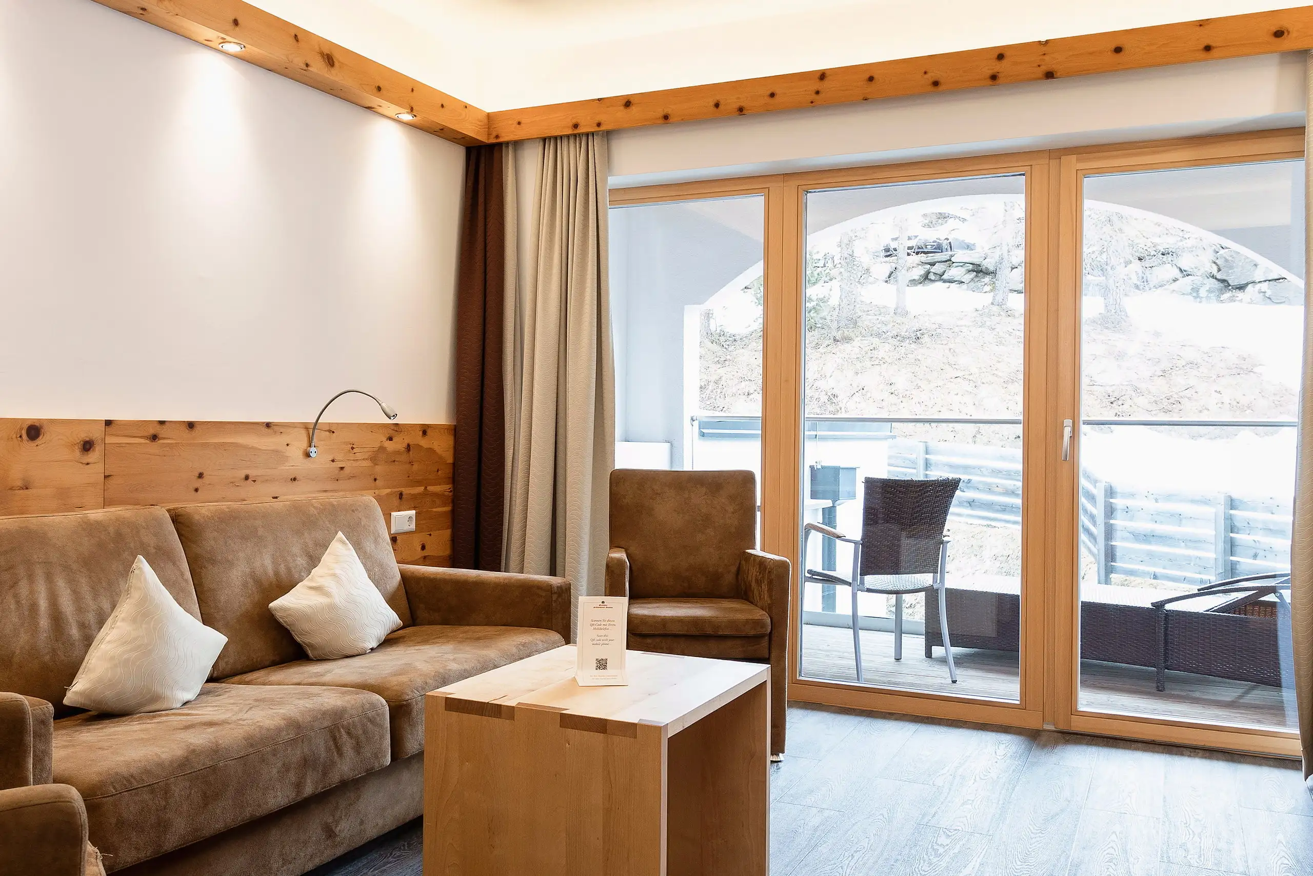 Sitzbereich der Juniorsuite König Ludwig mit Sofa und Blick zum Balkon